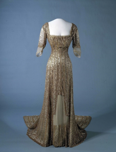 莫德王后的金色舞会礼服，饰有玻璃珠和亮片，约1907—09年
挪威国家博物馆 ​​​