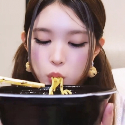 女孩子专注进食ing
记得单收，单收=单图收藏