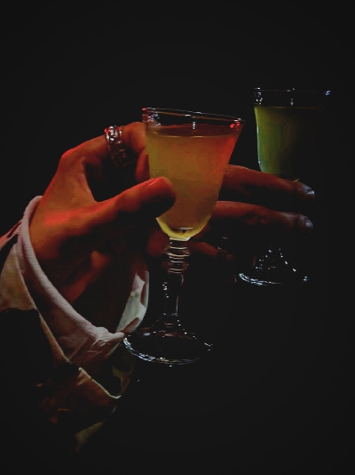 日常
我把车停在了半山腰，这一夜看不清的半山花。
