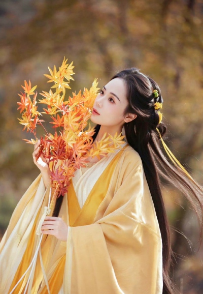 花枝弄影影弄花，柳线牵丝丝牵柳。波脸横泪泪横波，眉黛浓愁愁浓眉。