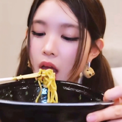 女孩子专注进食ing
记得单收，单收=单图收藏