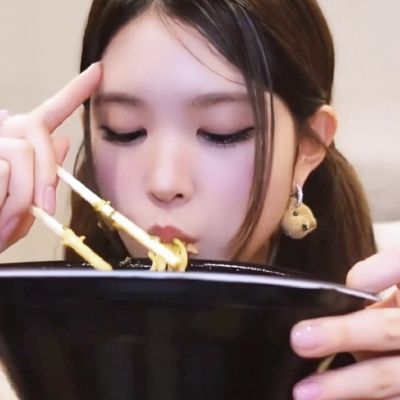 女孩子专注进食ing
记得单收，单收=单图收藏