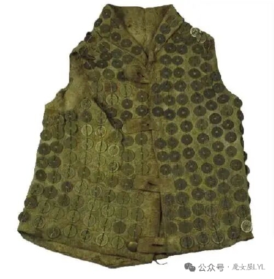 1922年，当这位埃及法老的陵墓被发现时，人们在其服饰上发现了缝缀着的、形似亮片的金色圆片。据推测，这些圆片旨在确保他在来世既拥有充足的财富，又有着体面的装束。