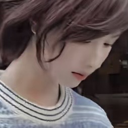 她居住的那条街的尽头，同样是阒寂无声