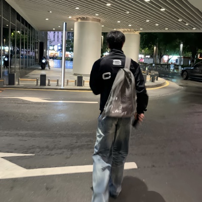 头像丨男头 因为孤独的总和 让我们相互依偎着