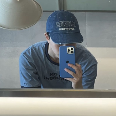 头像丨男头 因为孤独的总和 让我们相互依偎着
