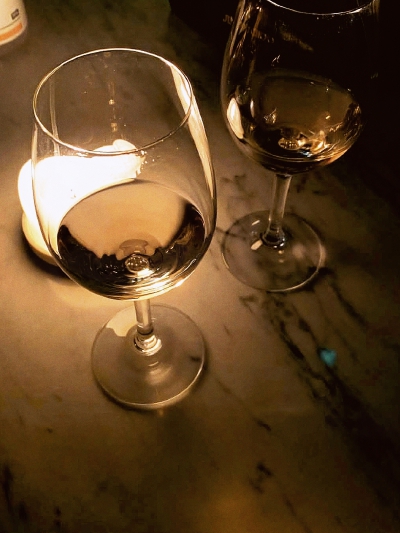 日常
在干净的老式别墅里，嚼着薄荷配烈酒。