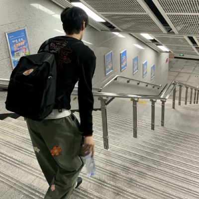 头像丨男头 因为孤独的总和 让我们相互依偎着
