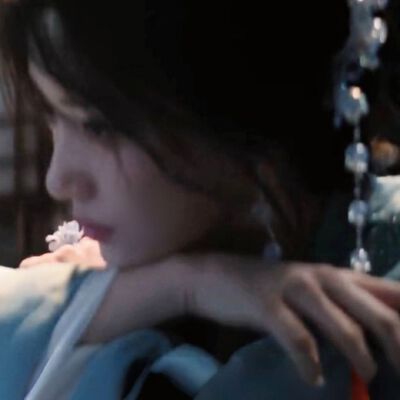 不忍将满地残花踏