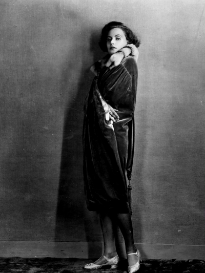 1926年，出演《激流》时期的葛丽泰·嘉宝，身披一件带貂皮领口的天鹅绒披肩。 ​​​