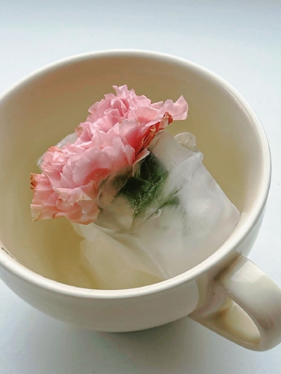 日常
山岚像茶杯上的云烟，
颜色越来越浅你越走越远。