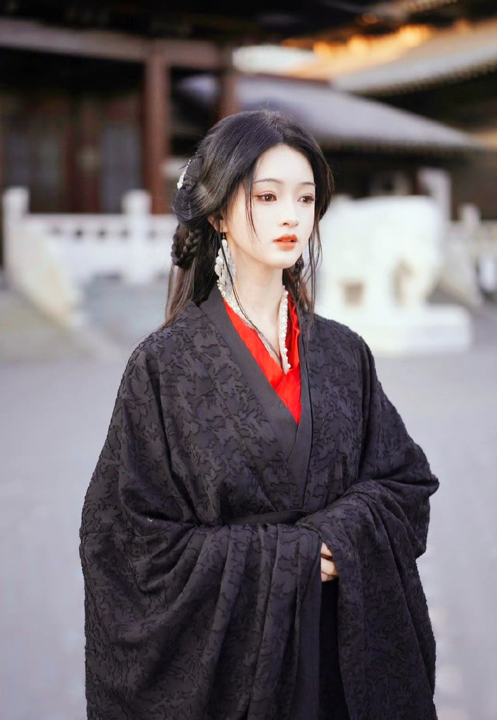 瑶台露冷湿云裳，振袂翩然向昊苍。广袖拂开千嶂雾，流光曳落满天霜。