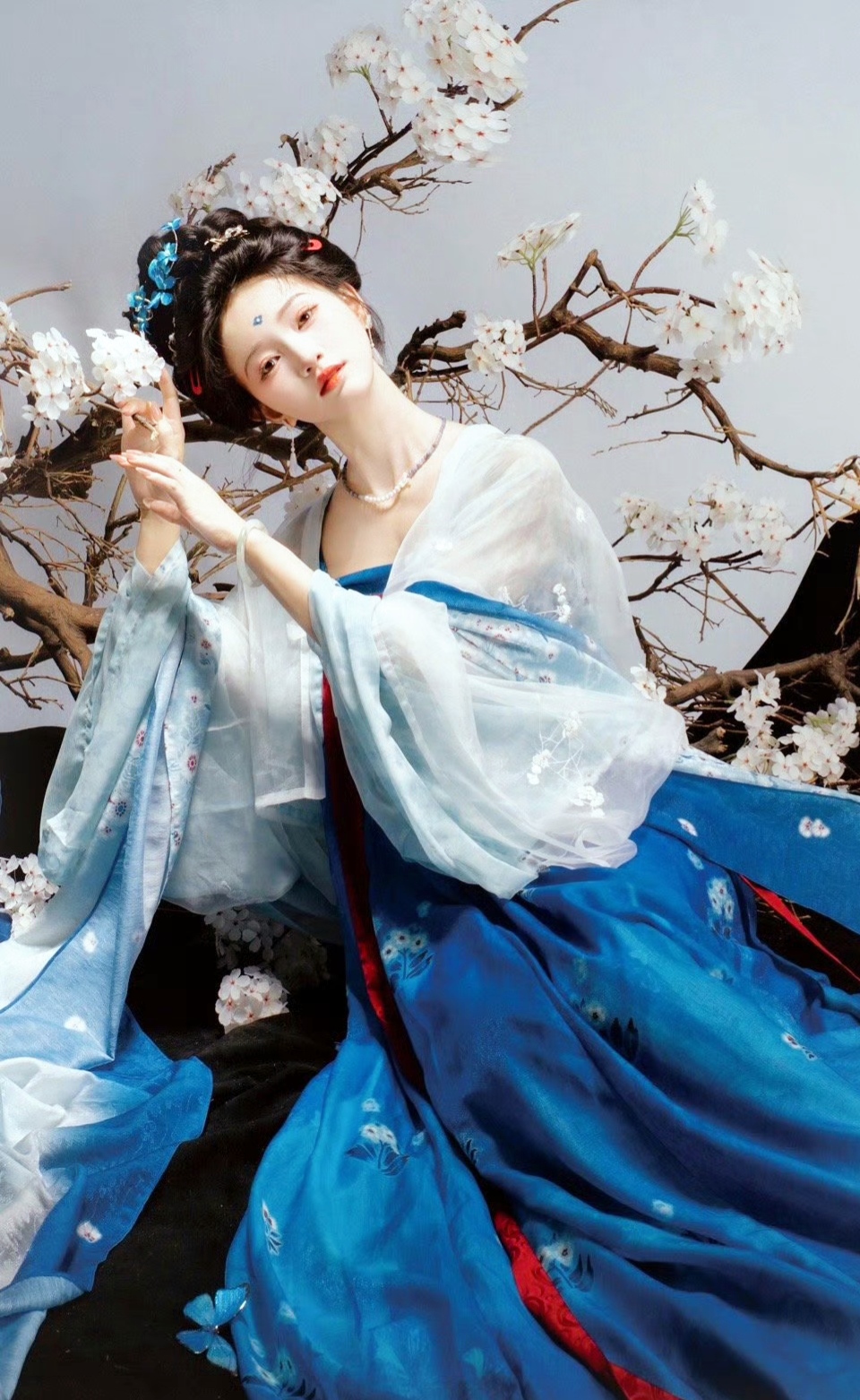 公子王孙芳树下，清歌妙舞落花前。