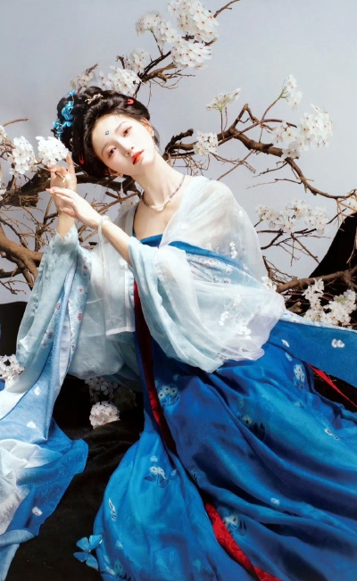 公子王孙芳树下，清歌妙舞落花前。