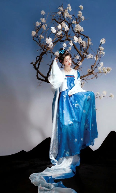 公子王孙芳树下，清歌妙舞落花前。