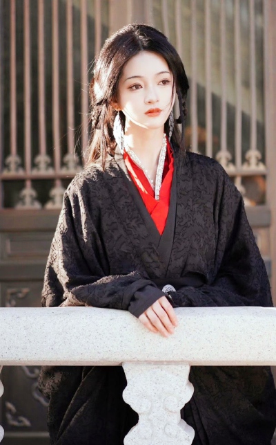瑶台露冷湿云裳，振袂翩然向昊苍。广袖拂开千嶂雾，流光曳落满天霜。