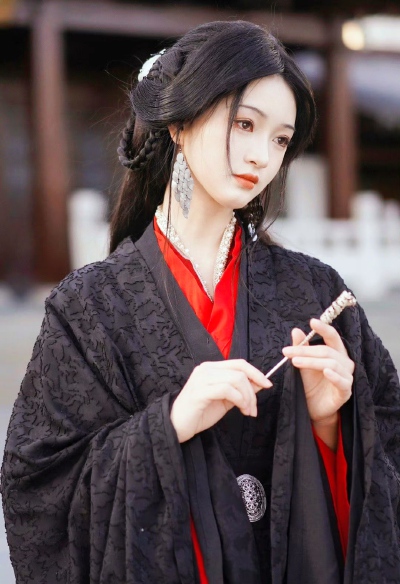 瑶台露冷湿云裳，振袂翩然向昊苍。广袖拂开千嶂雾，流光曳落满天霜。