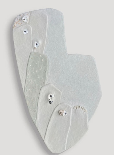 2024年，205cm X 110cm，（布面岩彩）木框、亚麻布、珊瑚、绿松石、青金石、砂、贝、水晶等，©任之晓

