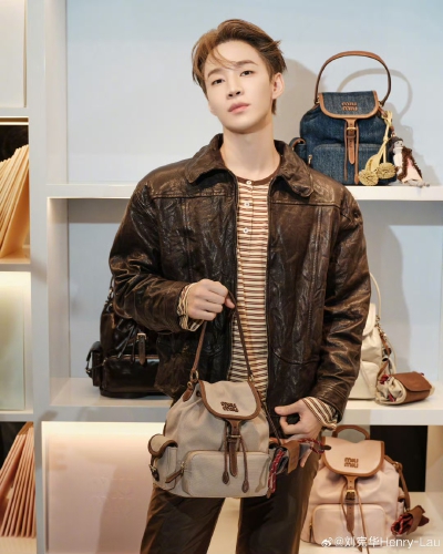 刘宪华Henry-Lau：
进入一个彩色格的黑胶世界
MiuMiu黑胶俱乐部限时店# 于9月23日至10月25日登陆北京SKP。于9月24日至10月7日登陆深圳万象城。@MiuMiu ​