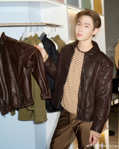 刘宪华Henry-Lau：
进入一个彩色格的黑胶世界
MiuMiu黑胶俱乐部限时店# 于9月23日至10月25日登陆北京SKP。于9月24日至10月7日登陆深圳万象城。@MiuMiu ​