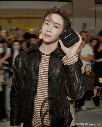 刘宪华Henry-Lau：
进入一个彩色格的黑胶世界
MiuMiu黑胶俱乐部限时店# 于9月23日至10月25日登陆北京SKP。于9月24日至10月7日登陆深圳万象城。@MiuMiu ​
