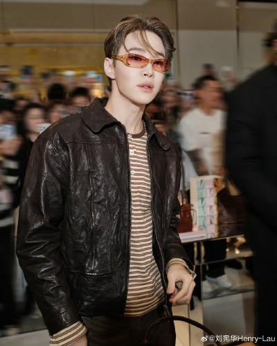 刘宪华Henry-Lau：
进入一个彩色格的黑胶世界
MiuMiu黑胶俱乐部限时店# 于9月23日至10月25日登陆北京SKP。于9月24日至10月7日登陆深圳万象城。@MiuMiu ​