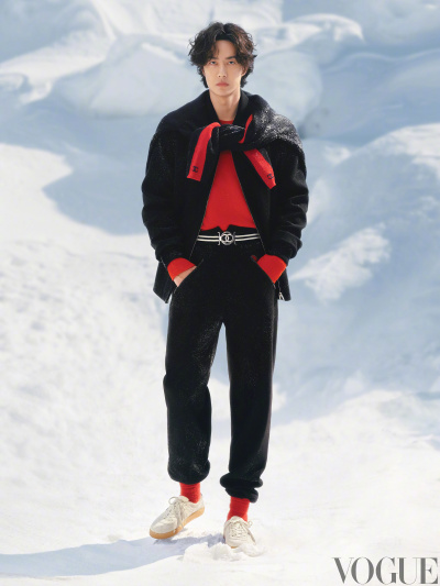香奈儿CHANEL：
风格之旅
从开阔雪场回到度假木屋，滑雪后的时间属于自我享受。香奈儿经典的黑色、白色与米色与明亮的三原色蓝、红、黄交织组合；羊毛、羊绒与柔软针织层层叠搭，@王一博·YIBO 在运动感和复古风格之…