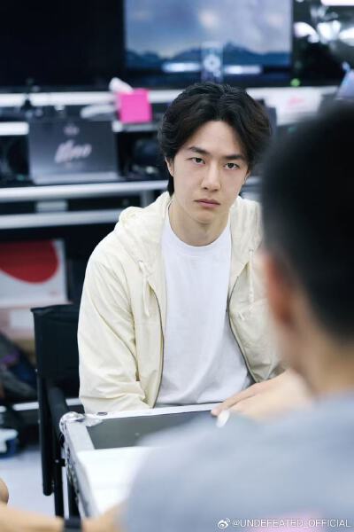 UNDEFEATED_OFFICIAL：
85 on Track丨马来西亚雪邦赛道练车日
从上海赛道登顶落幕
到切入雪邦赛道全新节奏
赤道热浪与高速弯道交织
85 号开启强度拉练
#UNDEFEATED官方赞助赛车手王一博# #85RACING#