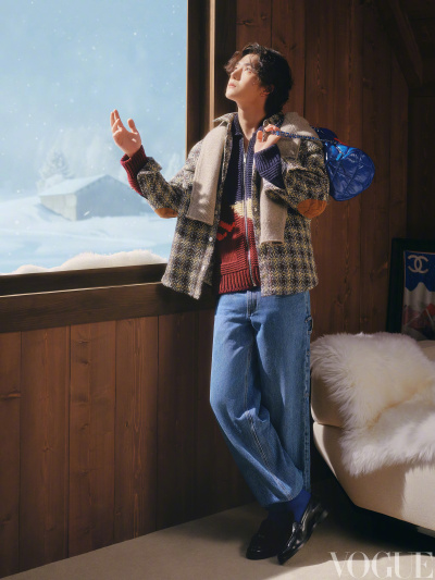 香奈儿CHANEL：
风格之旅
从开阔雪场回到度假木屋，滑雪后的时间属于自我享受。香奈儿经典的黑色、白色与米色与明亮的三原色蓝、红、黄交织组合；羊毛、羊绒与柔软针织层层叠搭，@王一博·YIBO 在运动感和复古风格之…