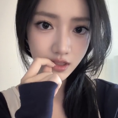 风从我长发间轻轻掠过