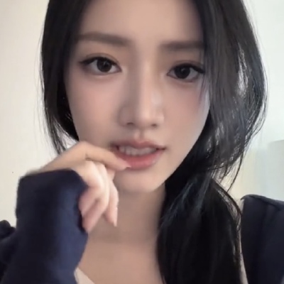 风从我长发间轻轻掠过