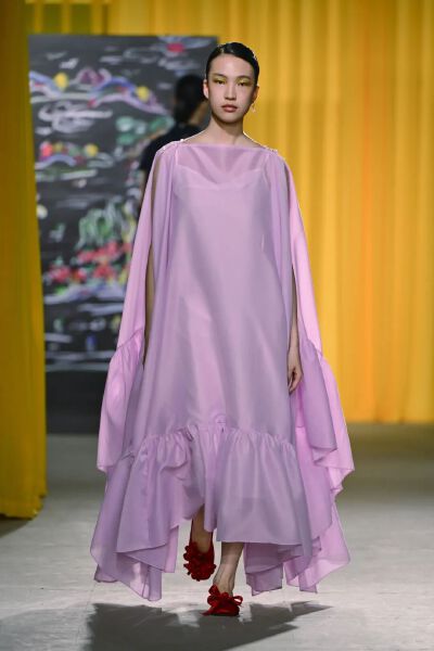 我们选择了 AO YES。品牌 2027 春夏系列「倒影」，恰好也在讨论真实与虚像之间的关系。