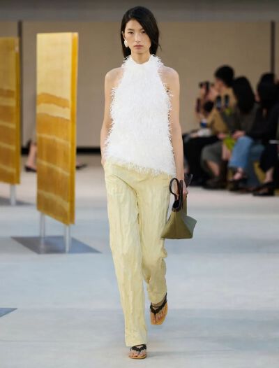AVVENN 2027 春夏系列「Sanctuary」，中文名为「自有之境」，从敦煌莫