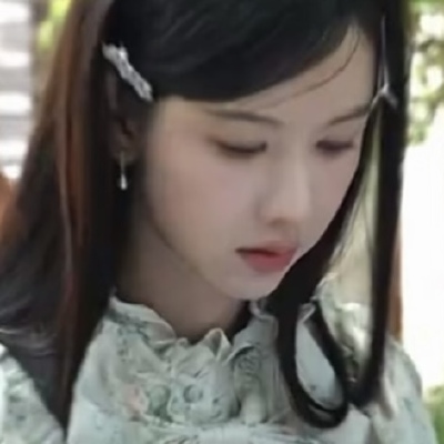 在回忆咖啡馆里独自啜饮咖啡