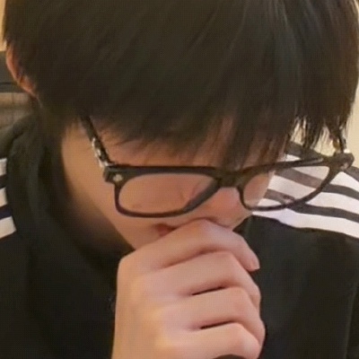 到底为什么要这样戴眼镜