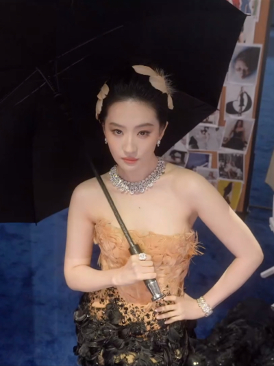 刘亦菲Elie Saab 2026 秋冬黑金羽毛高定礼服压轴亮相苏州·VOGUE时尚之力盛会
#刘亦菲 凤凰神女#
刘亦菲宝格丽全球品牌代言人2026.10.23