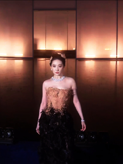 刘亦菲Elie Saab 2026 秋冬黑金羽毛高定礼服压轴亮相苏州·VOGUE时尚之力盛会
#刘亦菲 凤凰神女#
刘亦菲宝格丽全球品牌代言人2026.10.23