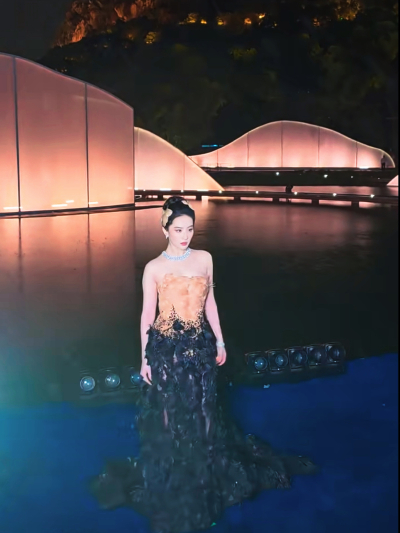 刘亦菲Elie Saab 2026 秋冬黑金羽毛高定礼服压轴亮相苏州·VOGUE时尚之力盛会
#刘亦菲 凤凰神女#
刘亦菲宝格丽全球品牌代言人2026.10.23