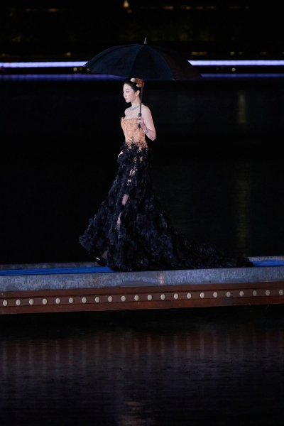 刘亦菲Elie Saab 2026 秋冬黑金羽毛高定礼服压轴亮相苏州·VOGUE时尚之力盛会
#刘亦菲 凤凰神女#
刘亦菲宝格丽全球品牌代言人2026.10.23