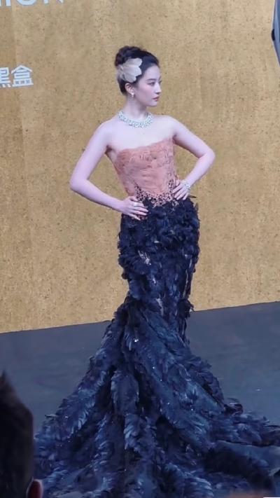 刘亦菲Elie Saab 2026 秋冬黑金羽毛高定礼服压轴亮相苏州·VOGUE时尚之力盛会
#刘亦菲 凤凰神女#
刘亦菲宝格丽全球品牌代言人2026.10.23