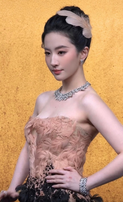 刘亦菲Elie Saab 2026 秋冬黑金羽毛高定礼服压轴亮相苏州·VOGUE时尚之力盛会
#刘亦菲 凤凰神女#
刘亦菲宝格丽全球品牌代言人2026.10.23