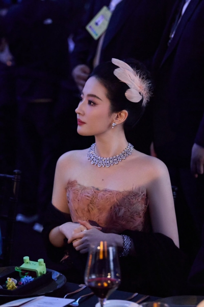刘亦菲Elie Saab 2026 秋冬黑金羽毛高定礼服压轴亮相苏州·VOGUE时尚之力盛会
#刘亦菲 凤凰神女#
刘亦菲宝格丽全球品牌代言人2026.10.23