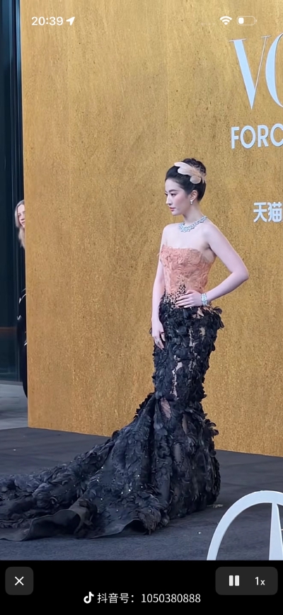 刘亦菲Elie Saab 2026 秋冬黑金羽毛高定礼服压轴亮相苏州·VOGUE时尚之力盛会
#刘亦菲 凤凰神女#
刘亦菲宝格丽全球品牌代言人2026.10.23