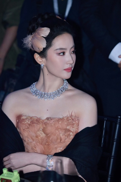 刘亦菲Elie Saab 2026 秋冬黑金羽毛高定礼服压轴亮相苏州·VOGUE时尚之力盛会
#刘亦菲 凤凰神女#
刘亦菲宝格丽全球品牌代言人2026.10.23