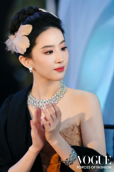 刘亦菲Elie Saab 2026 秋冬黑金羽毛高定礼服压轴亮相苏州·VOGUE时尚之力盛会
#刘亦菲 凤凰神女#
刘亦菲宝格丽全球品牌代言人2026.10.23