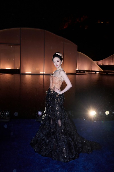 刘亦菲Elie Saab 2026 秋冬黑金羽毛高定礼服压轴亮相苏州·VOGUE时尚之力盛会
#刘亦菲 凤凰神女#
刘亦菲宝格丽全球品牌代言人2026.10.23