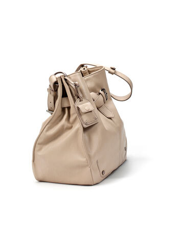 zara BAG WITH BOW CLOSURE<a class='shortlnk' href='/s/02da5e307' target='_blank' title='http://www.zara.com/webapp/wcs/stores/servlet/product/ch/en/zara-S2011/61145/298529/BAG%2BWITH%2BBOW%2BCLOSURE'>…