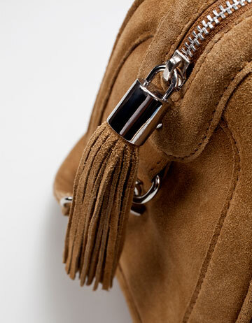 zara SHOULDER BAG BROOCH<a class='shortlnk' href='/s/04ad8ca8d' target='_blank' title='http://www.zara.com/webapp/wcs/stores/servlet/product/ch/en/zara-S2011/61145/197334/SHOULDER%2BBAG%2BBROOCH'>点此…