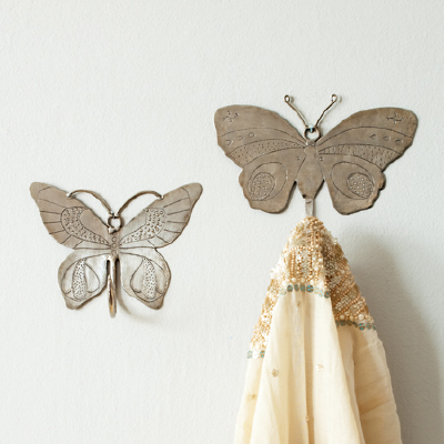 蝶舞云裳。 <br /><a class='shortlnk' href='/s/16fa60b80' target='_blank' title='http://www.grahamandgreen.co.uk/product.aspx/new+finds/iron+engraved+butterfly+hooks/homedecoraccents/homeaccents_new/-/…