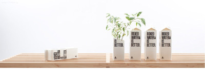 Boxed Water is Better！盒装水更好?! 这是时尚还是大言不惭？<br />这个长得更像牛奶盒子的盒装水确实更环保，纸盒是用再生纸或妥善管理的林场树木制成的，而不是塑料；纸盒被压成扁平装再运输，这个过程相对于瓶…